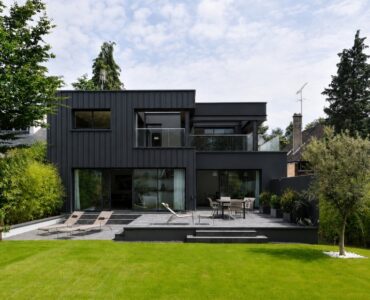 Designer constructeur maison d architecte a ossature metallique et bardage bacacier moderne design