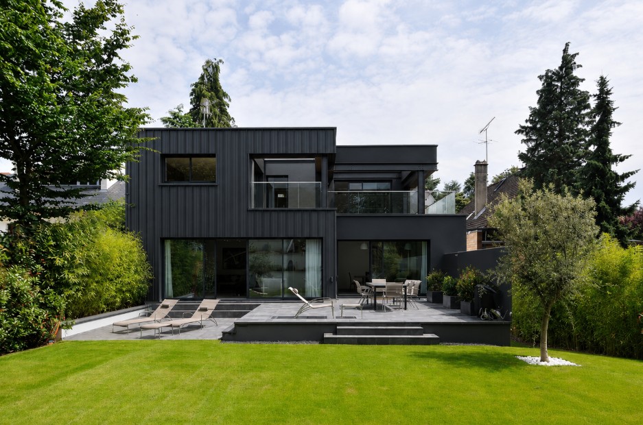 Designer constructeur maison d architecte a ossature metallique et bardage bacacier moderne design