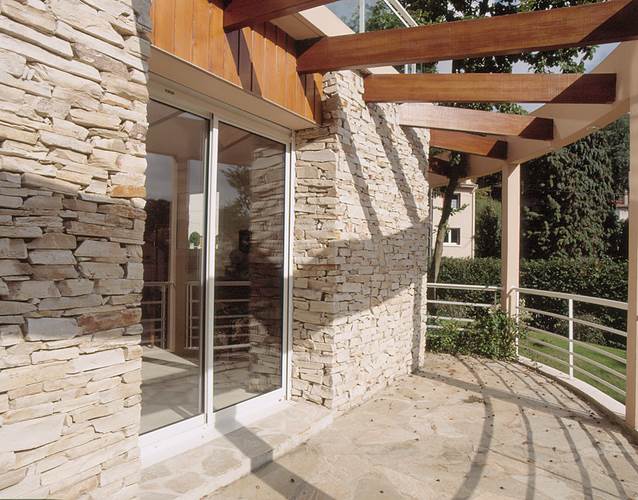 6 - Constructeur et Architecte Maison Architecte Contemporaine 2 pans verriere baie biseau et parement pierre - detail parement pierre