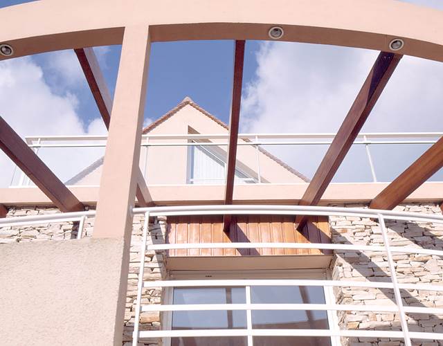 6 - Constructeur et Architecte Maison Architecte Contemporaine 2 pans verriere baie biseau et parement pierre - detail pergola charpente traditionelle