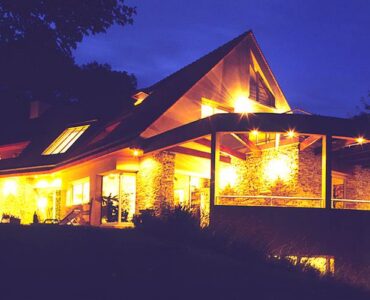 6 - Constructeur et Architecte Maison Architecte Contemporaine 2 pans verriere baie biseau et parement pierre - vue de nuit