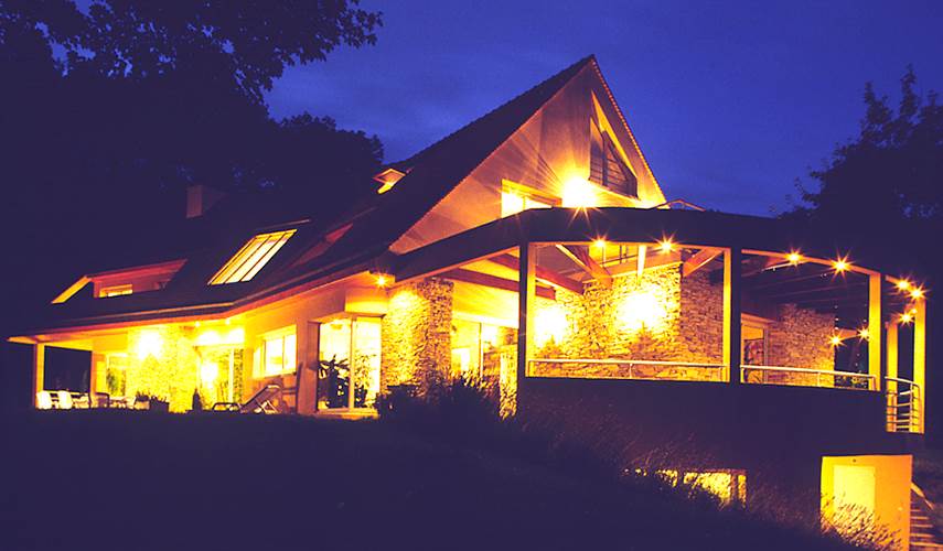 6 - Constructeur et Architecte Maison Architecte Contemporaine 2 pans verriere baie biseau et parement pierre - vue de nuit