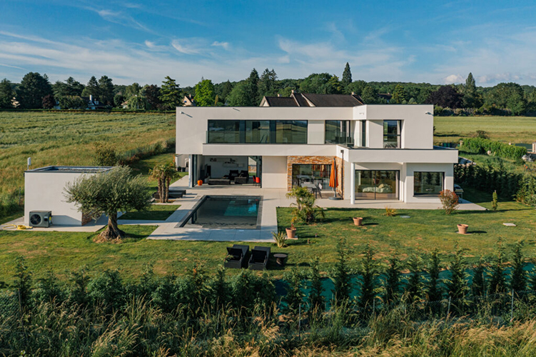 82 - Architecte - Construction Maison Architecte Toiture Terrasse Design Moderne Ile de France Crespieres 78 (15) - vue de jour élargie et environnement