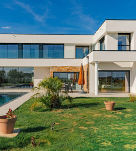 82 - Architecte - Construction Maison Architecte Toiture Terrasse Design Moderne Ile de France Crespieres 78 - vue de jour avec piscine