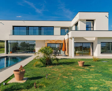 82 - Architecte - Construction Maison Architecte Toiture Terrasse Design Moderne Ile de France Crespieres 78 - vue de jour avec piscine