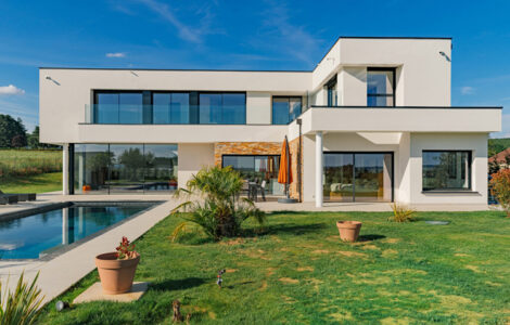 82 - Architecte - Construction Maison Architecte Toiture Terrasse Design Moderne Ile de France Crespieres 78 - vue de jour avec piscine