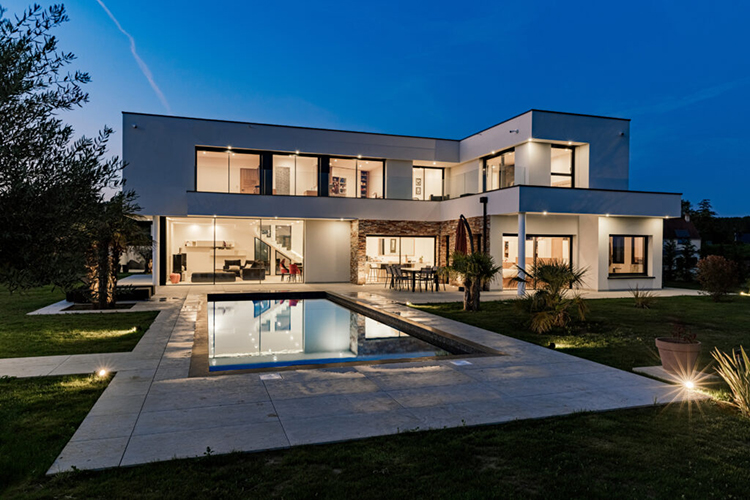 82 - Architecte - Construction Maison Architecte Toiture Terrasse Design Moderne Ile de France Crespieres 78 (9) - vue de nuit - mise en lumiere