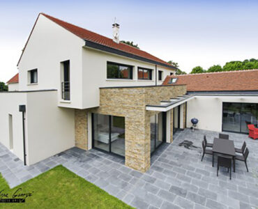 62.11 Maison Architecte 2 pans toit plat et Pierre