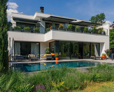 81.12 Realisation 81 Maison Architecte Toit Plat Terrasse Sur Mesure Haut de Gamme Enduit blanc et Gris foncé Balcon et terrasse