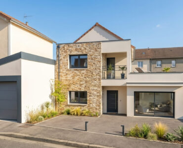 Designer constructeur de maison d'architecte avec parement pierre naturelle, meulière, plaquettes et enduit effet pierre
