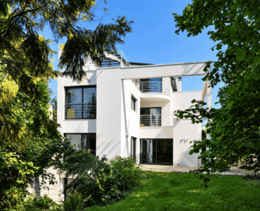 Designer constructeur d'extension et de surélévation de maison d'architecte toit plat, toiture-terrasse, 2 pans, 4 pans, souplex et aménagement